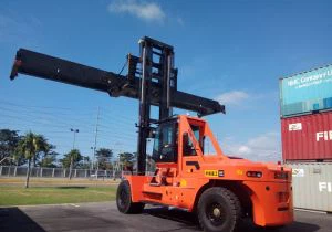 30 ton dieselgaffeltruck med containerspreder